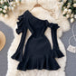 Robe noire à une épaule et à manches longues Robe tendance 10871 