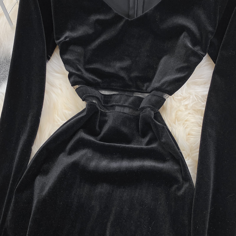 Robe noire à manches longues et col en V 10844