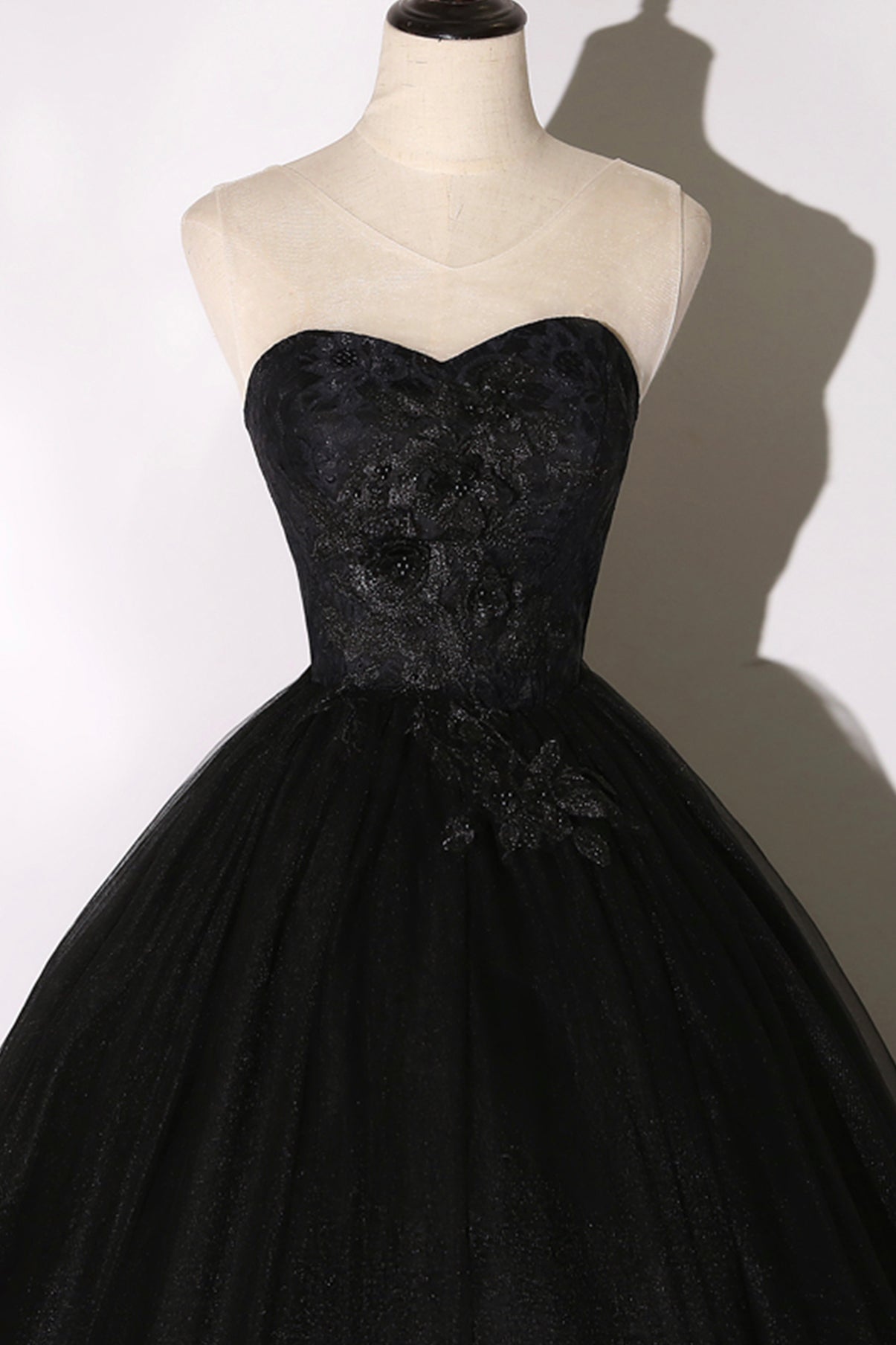 Schwarzes, zartes, florales A-Linien-Ballkleid aus Tüll mit Blumenmuster, lang 8641