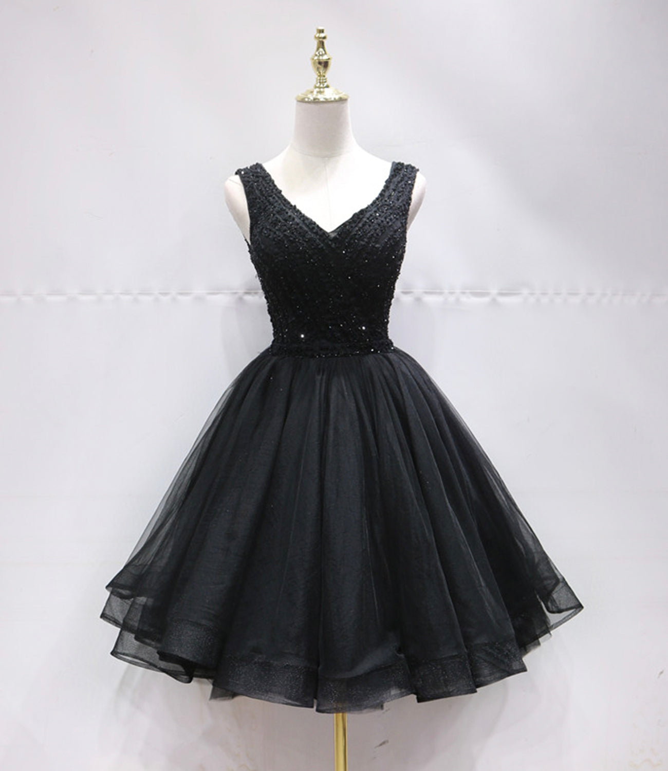Schwarzes kurzes Ballkleid mit V-Ausschnitt und Perlen 10247