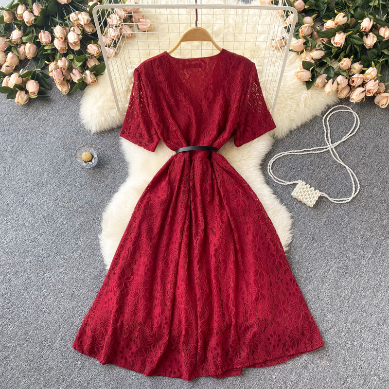 Süßes kurzes Spitzenkleid mit V-Ausschnitt A-Linie Modekleid 10668