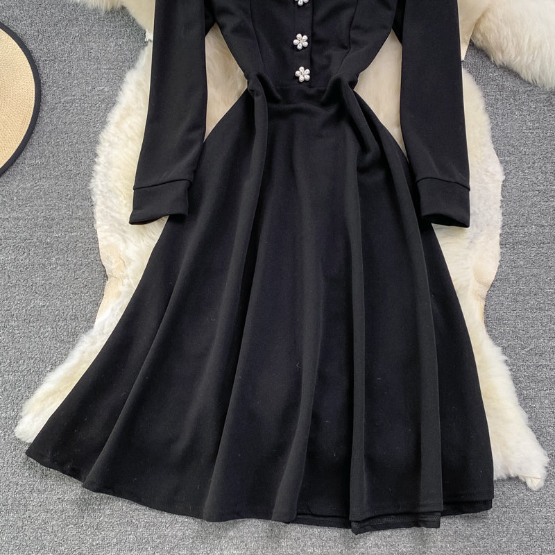 Robe noire à manches longues et coupe trapèze 10903