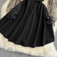 Schwarzes kurzes Kleid mit V-Ausschnitt A-Linie Modekleid 10832 