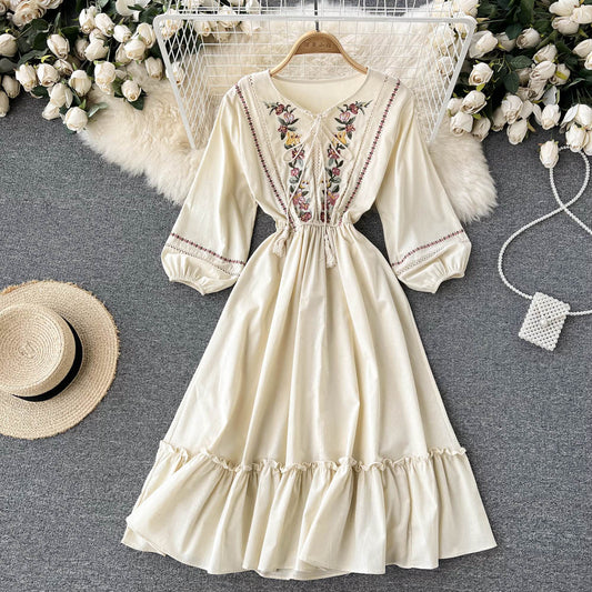 Einfaches langärmliges Kleid mit Stickerei in A-Linie 10764
