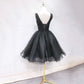 Schwarzes kurzes Ballkleid mit V-Ausschnitt und Perlen 10247
