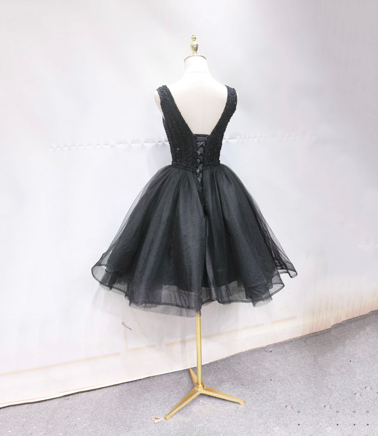 Schwarzes kurzes Ballkleid mit V-Ausschnitt und Perlen 10247