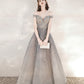 Langes Ballkleid aus grauem Tüll mit Pailletten und Stern 10545