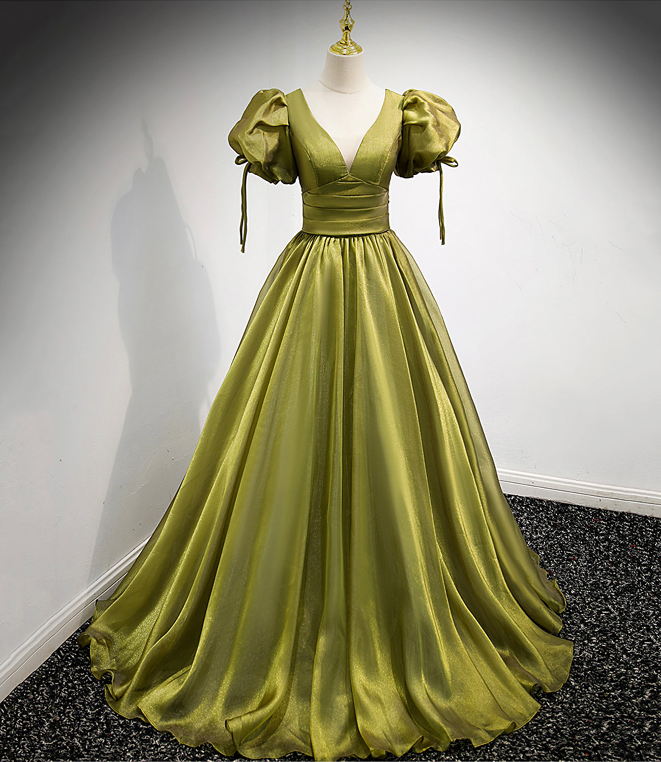 Robe de soirée longue en tulle vert à col en V Robe de soirée trapèze 8878