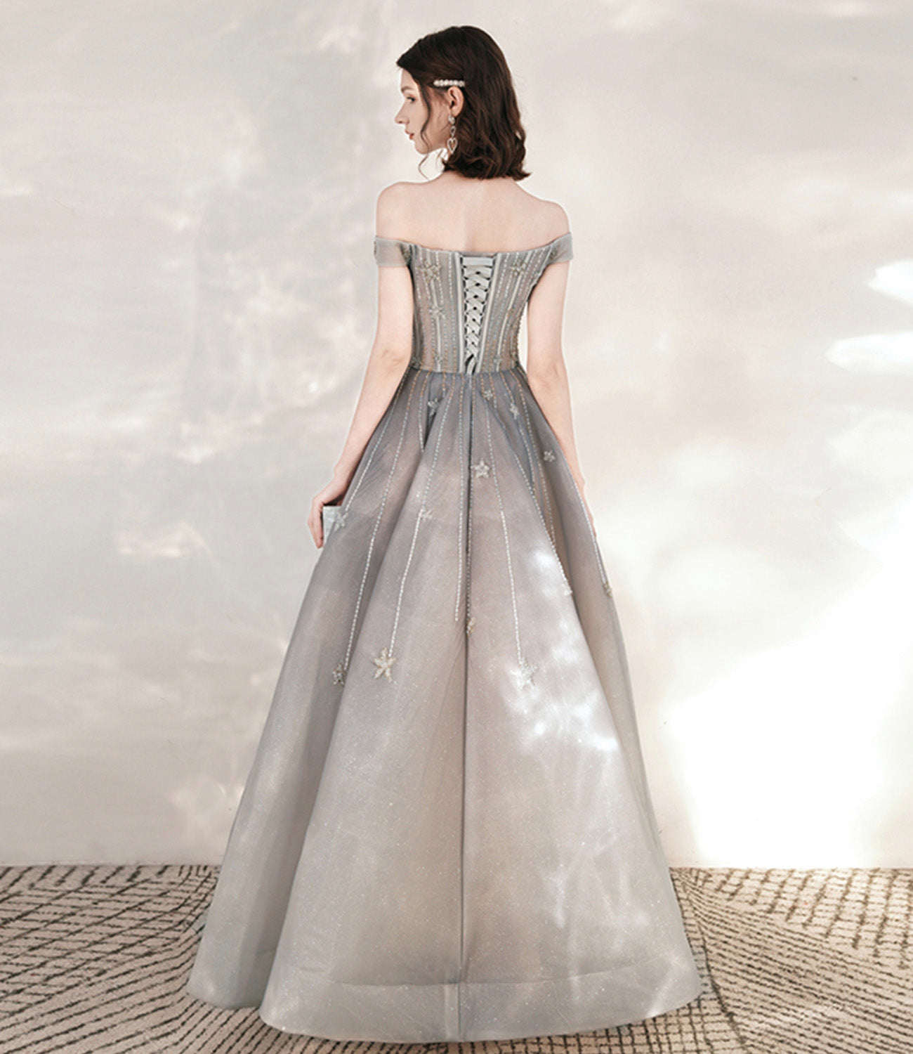 Langes Ballkleid aus grauem Tüll mit Pailletten und Stern 10545