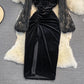Schwarzes Samtkleid mit V-Ausschnitt und langen Ärmeln 10925