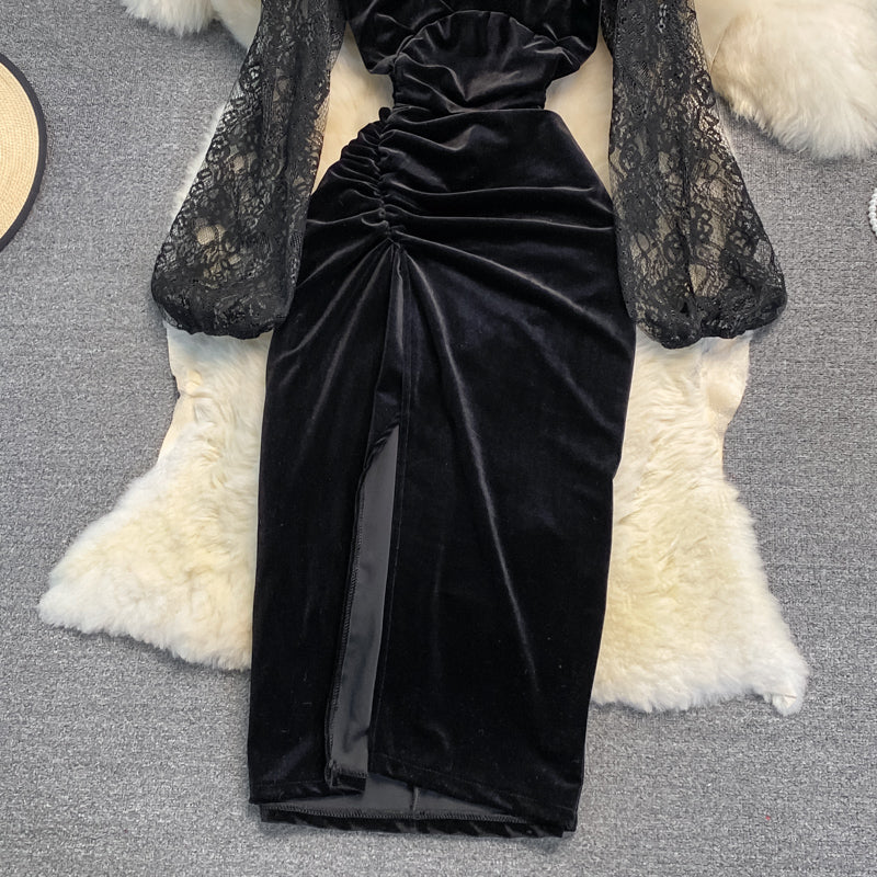 Schwarzes Samtkleid mit V-Ausschnitt und langen Ärmeln 10925