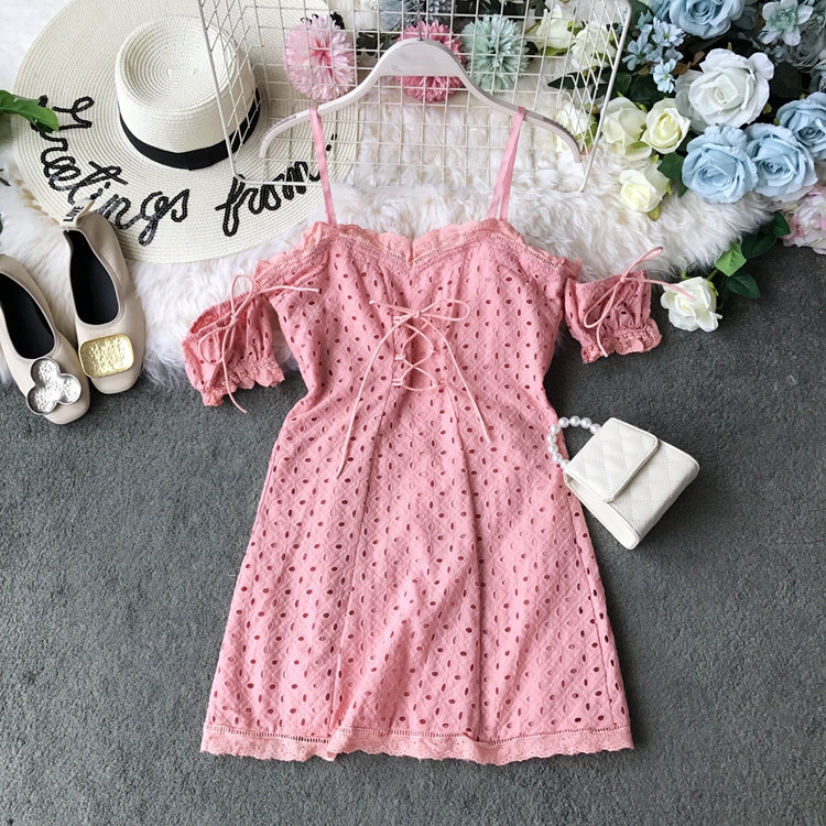 Schulterfreies, schmales, schulterfreies Kleid mit Spitzenausschnitt und Spitzenriemen 3725