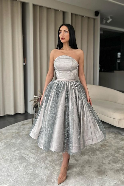 Silbernes, trägerloses, kurzes Ballkleid in A-Linie mit Pailletten gh658