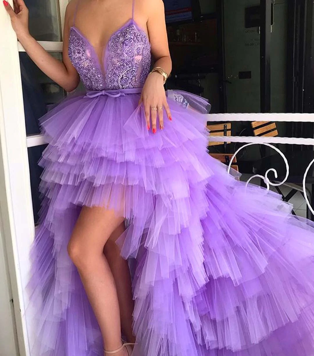 Spaghetti-Trägern lila Tüll Ballkleider Applikation Perlen V-Ausschnitt langes Abendkleid gh982