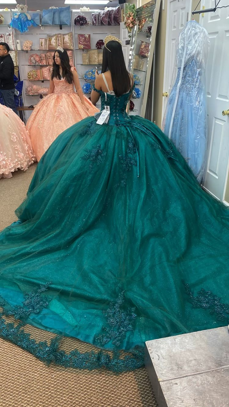 Schulterfreies Ballkleid mit Schleppe Applikationen Sweet 16 Dress Lace-up Back gh941