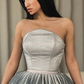 Silbernes, trägerloses, kurzes Ballkleid in A-Linie mit Pailletten gh658