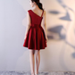 Schönes dunkelrotes One-Shoulder-Mini-Partykleid aus Satin, weinrotes Heimkehrkleid gh424