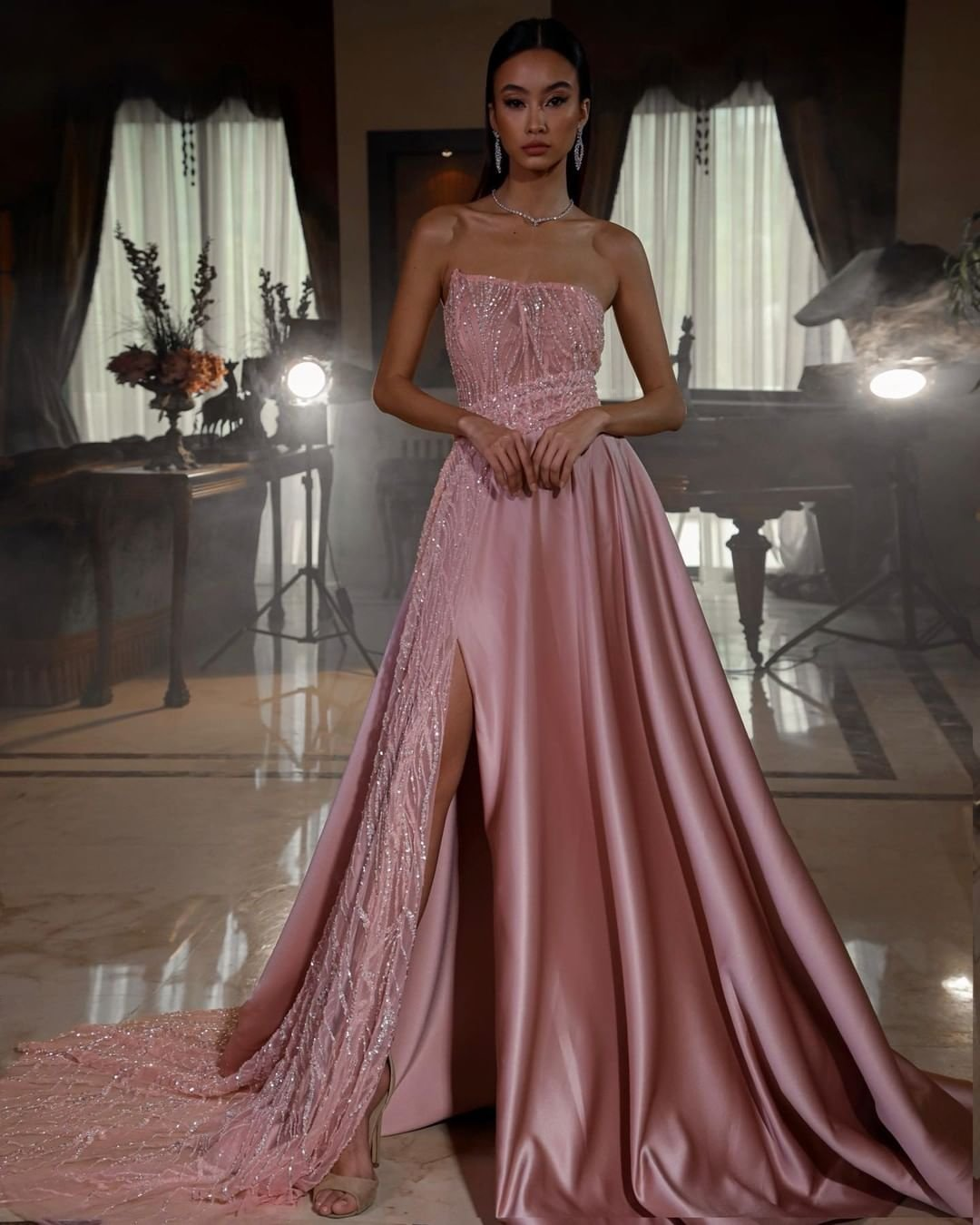 Rosa, trägerloses, ärmelloses Pailletten-A-Linien-Abschlussballkleid mit Split gh724