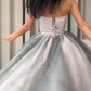 Silbernes, trägerloses, kurzes Ballkleid in A-Linie mit Pailletten gh658