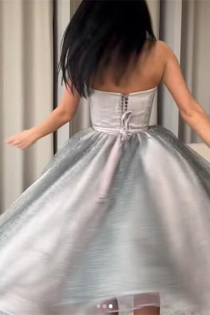 Silbernes, trägerloses, kurzes Ballkleid in A-Linie mit Pailletten gh658