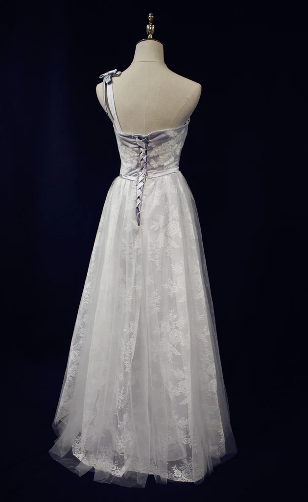 Schönes hellgraues Brautjungfernkleid mit einer Schulter zum Schnüren, schönes graues Partykleid gh411