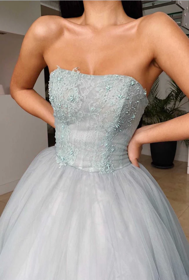 Elegantes, staubiges blaues, trägerloses, langes Ballkleid mit Rüschen gh2248
