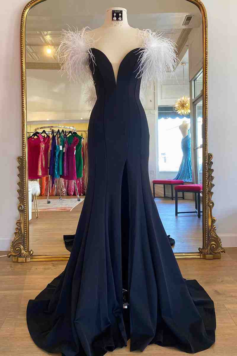 Langes, schwarzes Ballkleid mit hohem Schlitz und weißer Feder gh2409