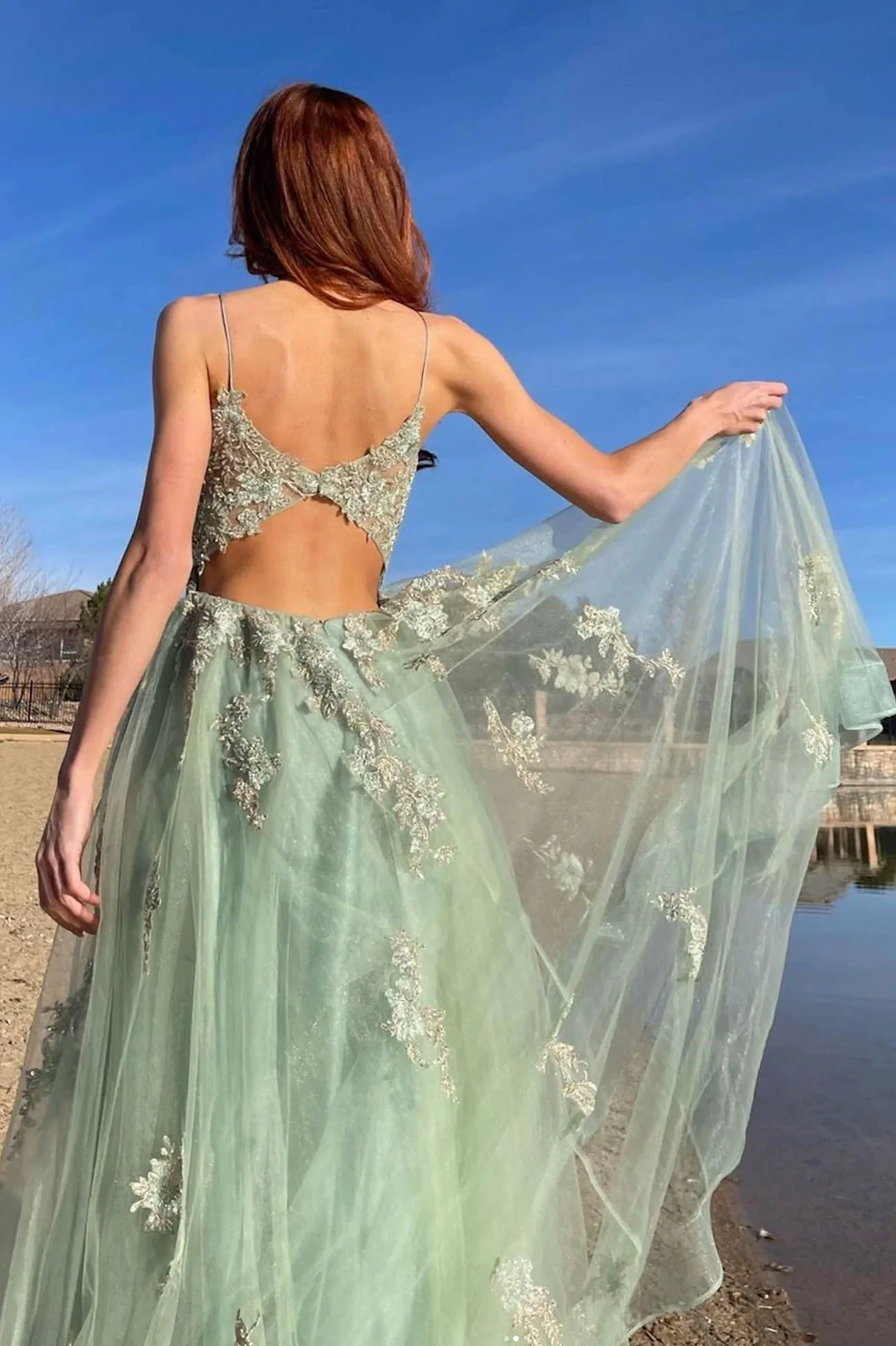 Grünes V-Ausschnitt Tüll Spitzenapplikationen Langes Abendkleid gh2211