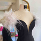 Langes, schwarzes Ballkleid mit hohem Schlitz und weißer Feder gh2409