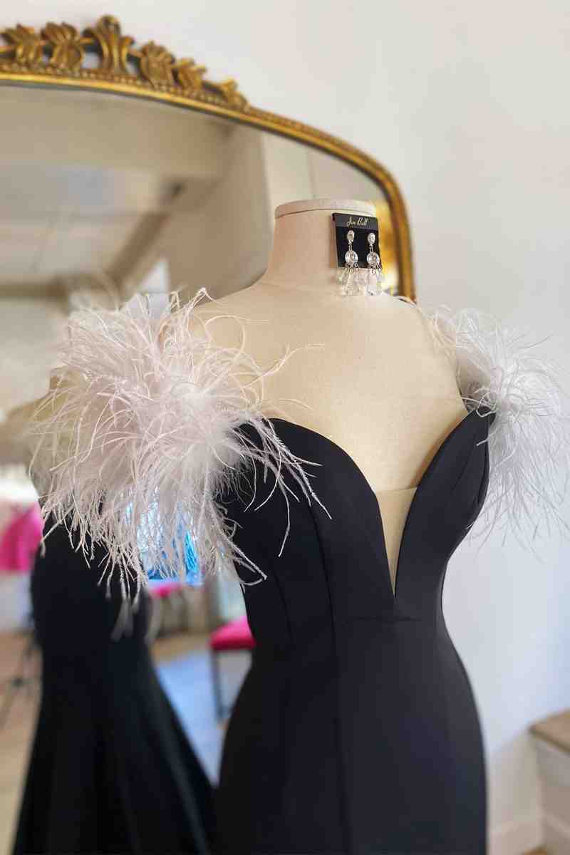 Langes, schwarzes Ballkleid mit hohem Schlitz und weißer Feder gh2409