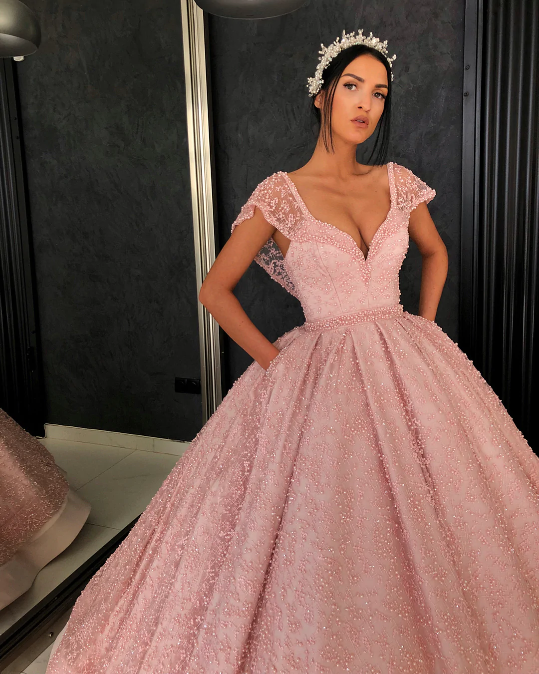 Wunderschönes rosa Ballkleid mit V-Ausschnitt und bodenlanger Organza-Perlen-Häkelblumen-Abendkleid gh2221