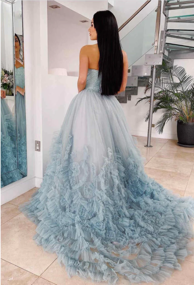 Elegantes, staubiges blaues, trägerloses, langes Ballkleid mit Rüschen gh2248