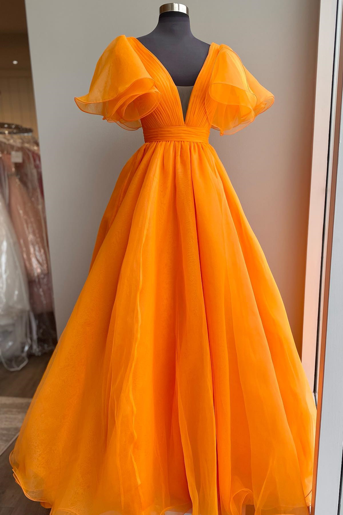 Orangefarbenes, langes, formelles Kleid in A-Linie mit flatternden Ärmeln gh2072
