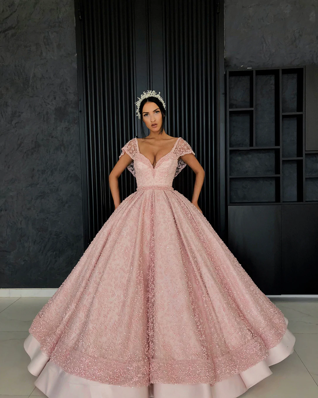 Wunderschönes rosa Ballkleid mit V-Ausschnitt und bodenlanger Organza-Perlen-Häkelblumen-Abendkleid gh2221