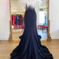 Langes, schwarzes Ballkleid mit hohem Schlitz und weißer Feder gh2409