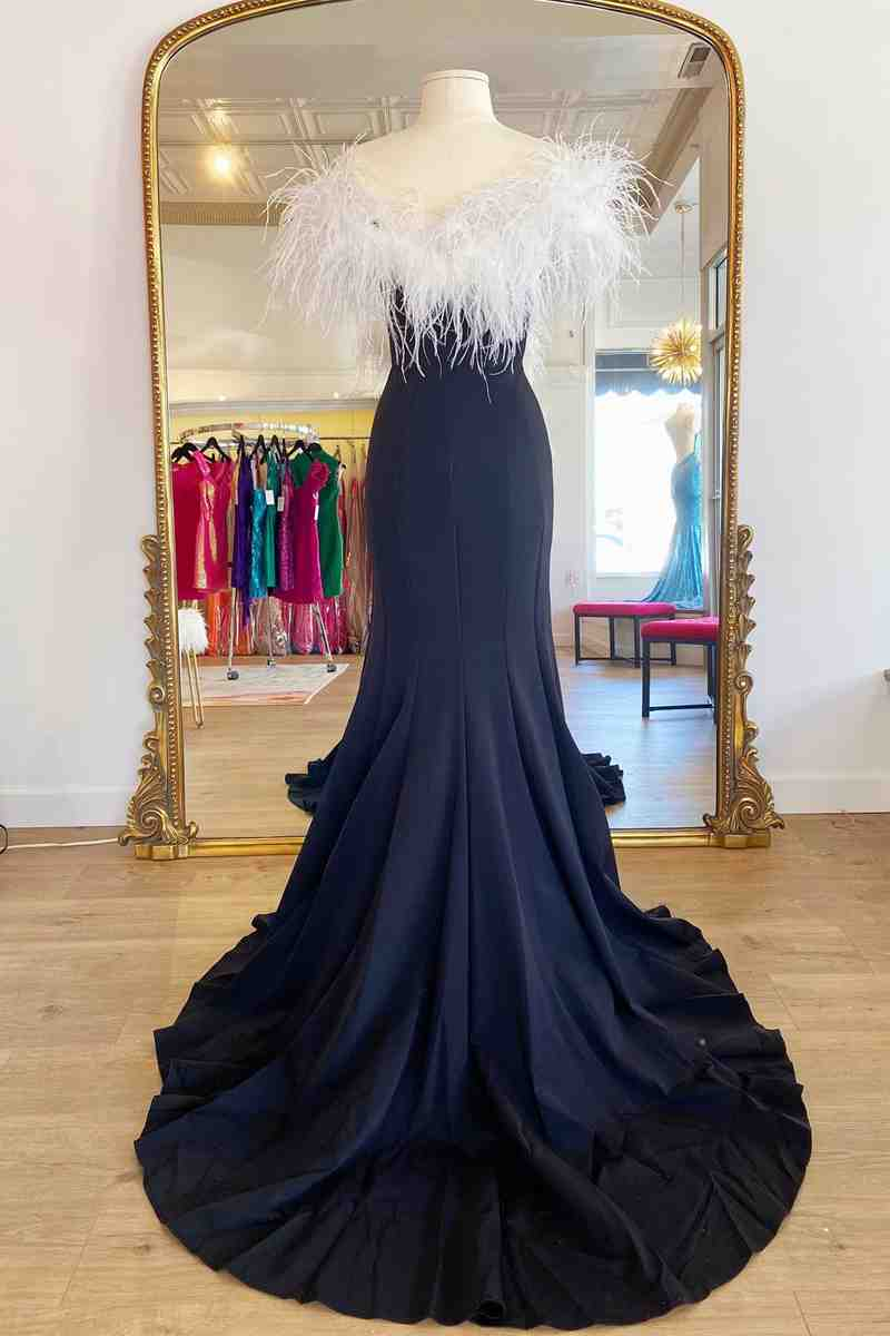 Langes, schwarzes Ballkleid mit hohem Schlitz und weißer Feder gh2409