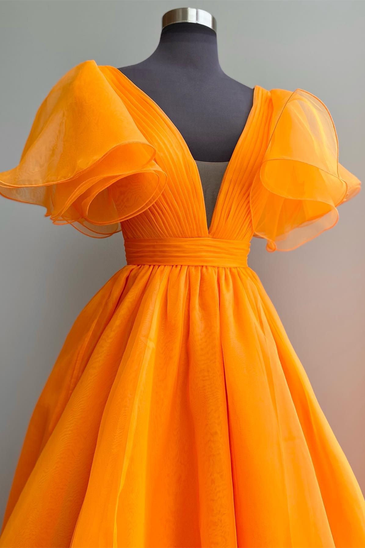Orangefarbenes, langes, formelles Kleid in A-Linie mit flatternden Ärmeln gh2072