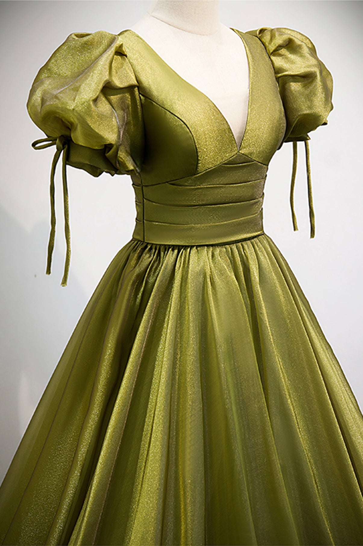 Robe de soirée longue en tulle vert à col en V Robe de soirée trapèze 8878
