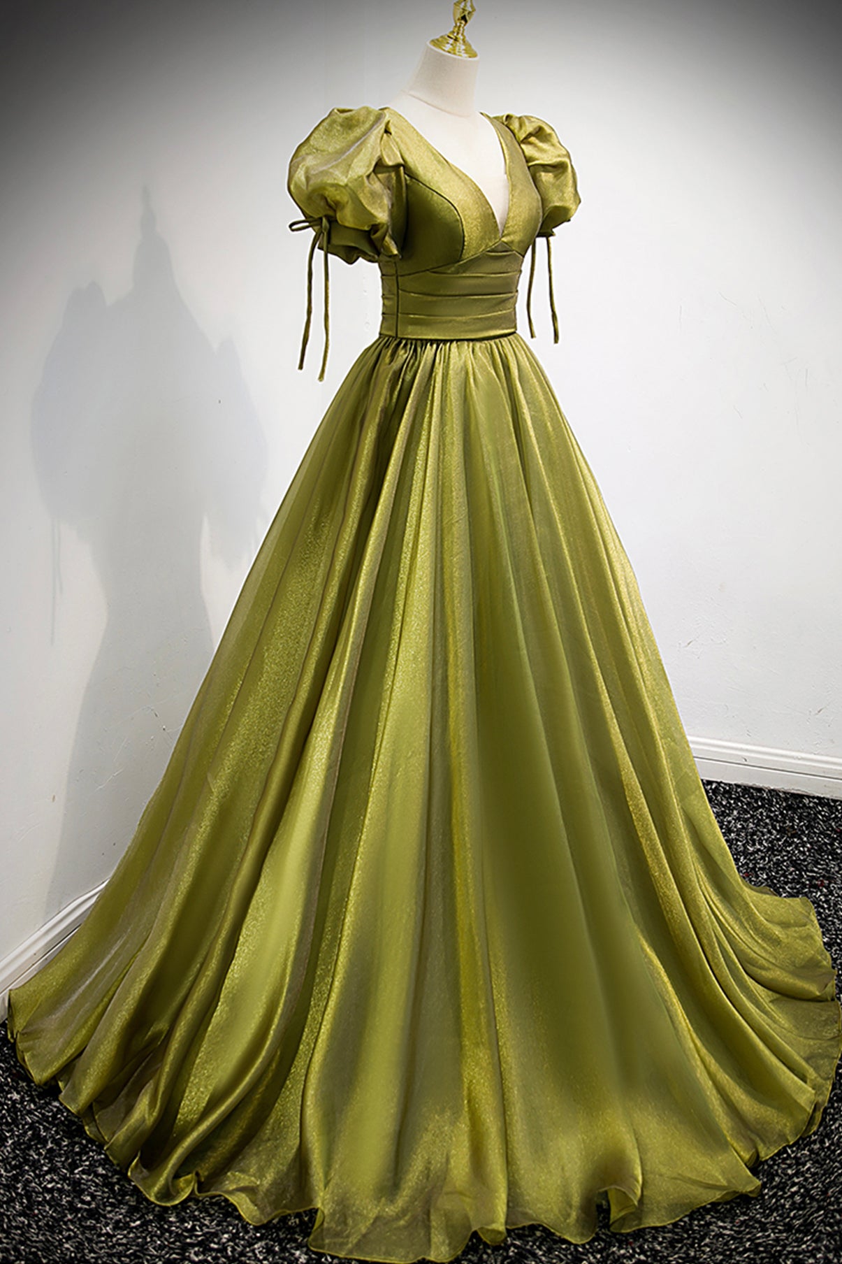 Robe de soirée longue en tulle vert à col en V Robe de soirée trapèze 8878
