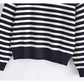 Lockerer gestreifter Pullover mit goldfarbener Brust 7732