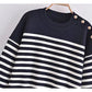 Lockerer gestreifter Pullover mit goldfarbener Brust 7732