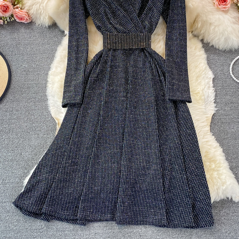 Elegantes Langarmkleid mit V-Ausschnitt, modisches Kleid 448