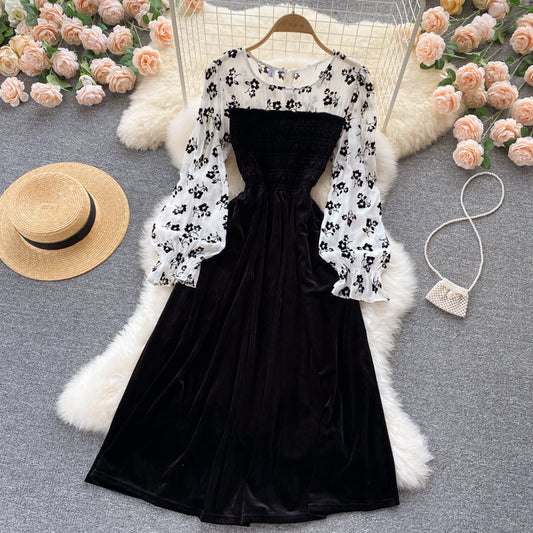 Schön genähtes langärmliges Kleid 440