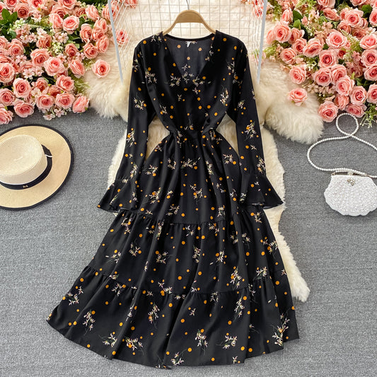 Schwarzes kurzes Kleid mit V-Ausschnitt Modekleid 436