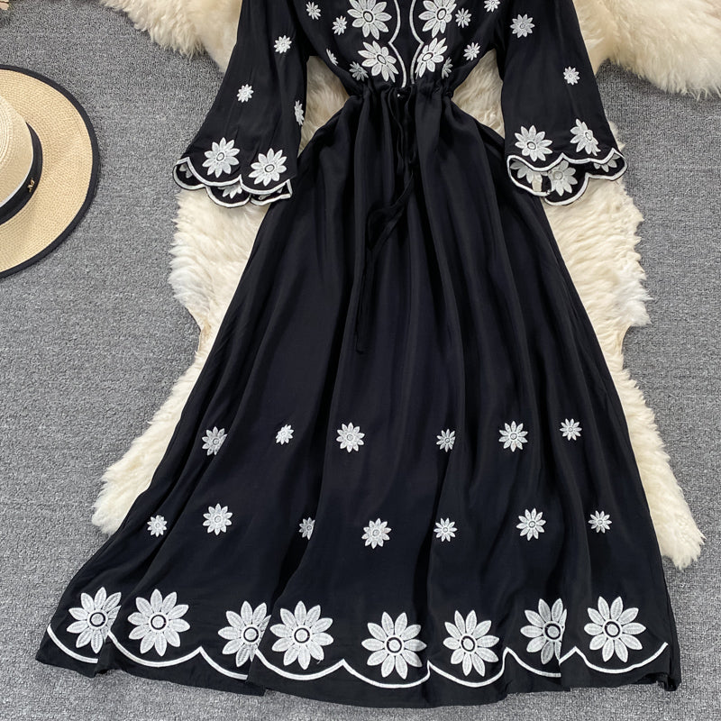 Jolie robe brodée coupe A 639