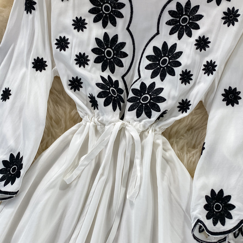 Jolie robe brodée coupe A 639