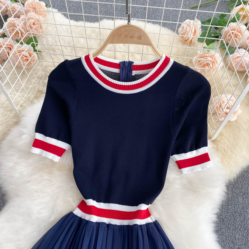 Robe mignonne à col rond et coupe trapèze 514
