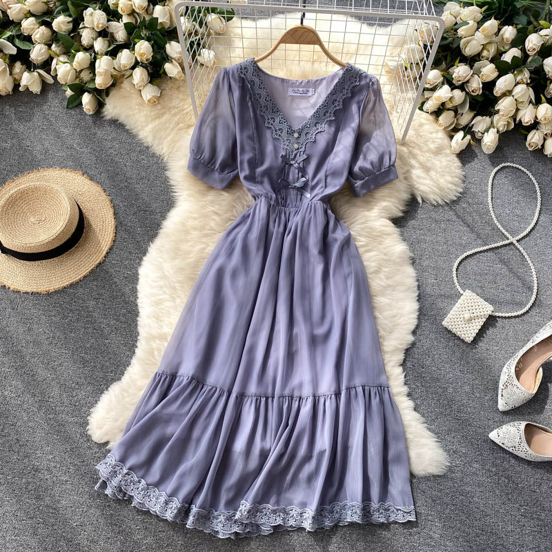 Robe mi-longue en mousseline de soie française à col en V et dentelle douce 609