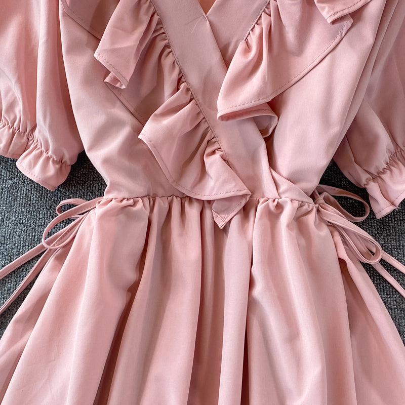 Robe courte à col en V mignonne et tendance 490