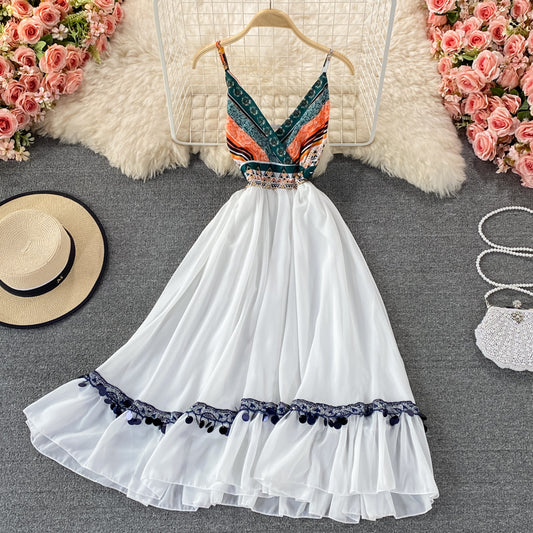 Robe blanche à col en V et coupe trapèze 620